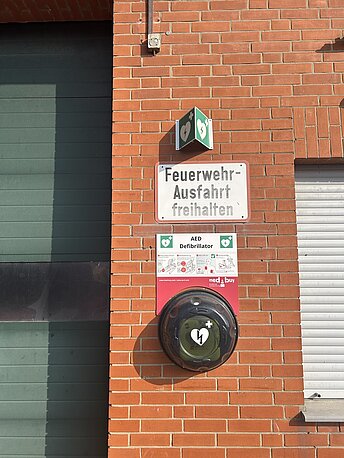 Öffentlicher AED rechts neben den Toren