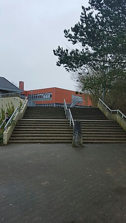 Treppenaufgang vom Parkplatz aus