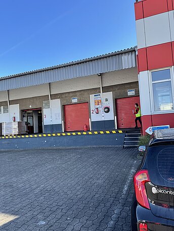 AED zwischen den Toren in der Ladezone, links am Hauptgebäude vorbei AED zwischen den Toren in der Ladezone, links am Hauptgebäude vorbei