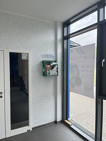 AED hinter der Eingangstür
