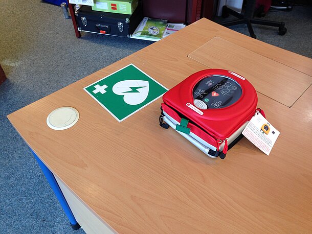 AED befindet sich an der Ausleihe