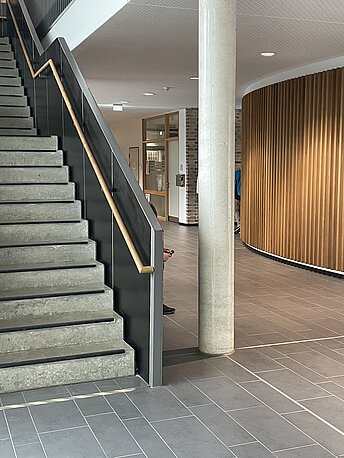 Rechts an der Treppe vorbei Richtung Mensa/Hausmeister Rechts an der Treppe vorbei Richtung Mensa/Hausmeister