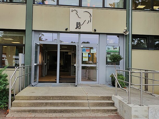Eingang zum Johann-Beckmann-Gymnasium in Hoya Eingang zum Johann-Beckmann-Gymnasium in Hoya