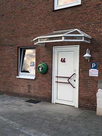 Seiteneingang der Apotheke