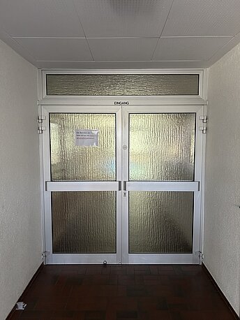 Zweite Eingangstür zur Mehrzweckhalle Haßbergen passieren.