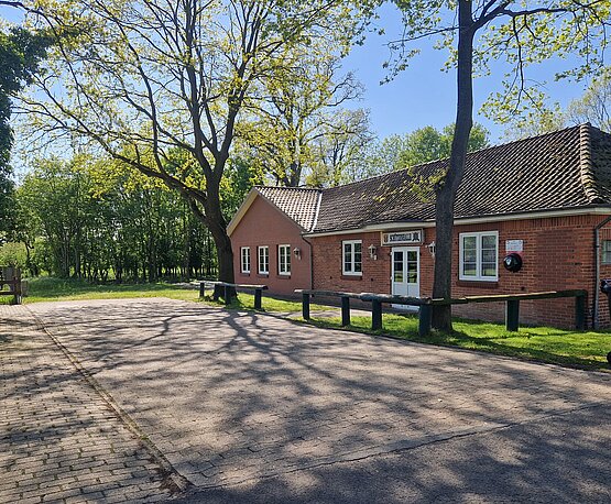 Öffentlicher AED im Wandkasten am Schützenhaus Bücken Öffentlicher AED im Wandkasten am Schützenhaus Bücken