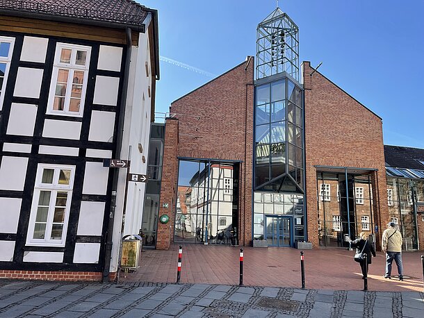 Zugang zum Rathaus über den Kirchplatz, links hinter dem Fachwerhaus
