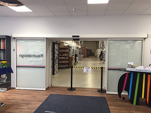 Der AED befindet sich hinter dem Gang am Ende an der Wand