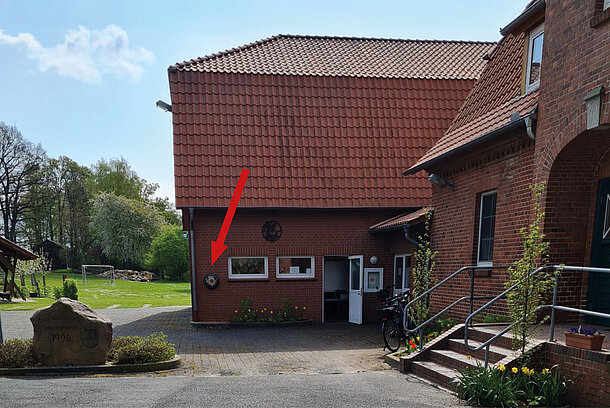 AED an der Hausecke rechts neben den Toren