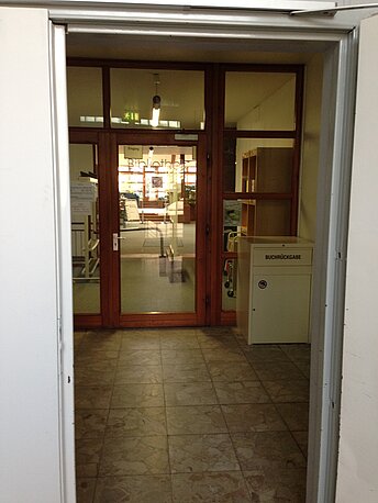 Eingang Bibliothek im 1. OG