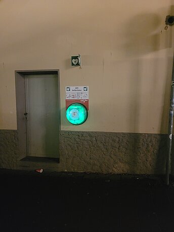 AED-Wandkasten mit nächtlicher Beleuchtung AED-Wandkasten mit nächtlicher Beleuchtung