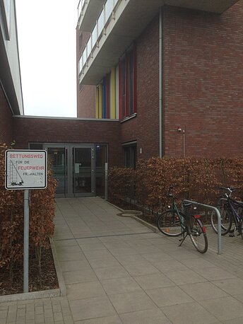 Eingang von der Hauptstraße