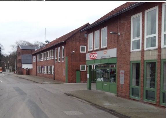 Firma Wilhelm Reuss gegenüber von Rewe. Beim Pförtner hängt der Defi