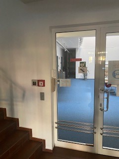 Hinsweisschild und Wegweiser 