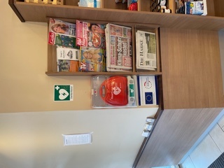AED Standort neben dem Zeitschriftenregal AED Standort neben dem Zeitschriftenregal