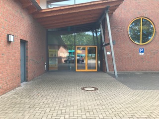 Eingang der Stadtsporthalle Loccum