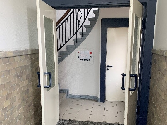 Im Treppenhaus die Treppe ins 1. OG nehmen