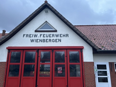 Ansicht des Feuerwehrhauses; AED rechts an der Wand neben den Toren und links neben dem Eingang Ansicht des Feuerwehrhauses; AED rechts an der Wand neben den Toren und links neben dem Eingang